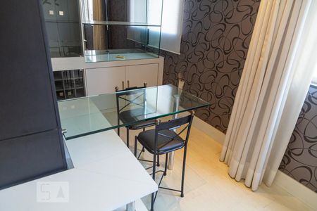 Mesa e Cadeiras da Sala de apartamento para alugar com 2 quartos, 76m² em Savassi, Belo Horizonte