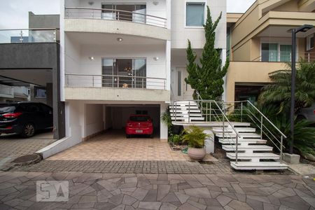 Casa de condomínio para alugar com 240m², 3 quartos e 3 vagas Casa de condomínio para alugar com 240m², 3 quartos e 3 vagasFachada