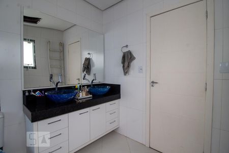 Casa de condomínio para alugar com 240m², 3 quartos e 3 vagas Casa de condomínio para alugar com 240m², 3 quartos e 3 vagasBanheiro da Suíte 1