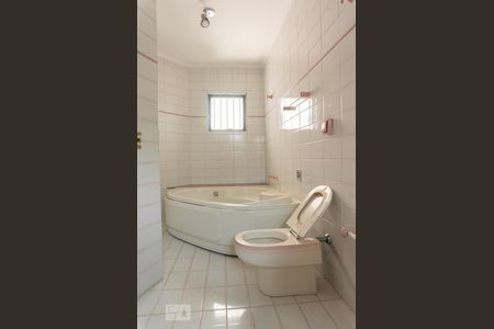 Casa à venda com 450m², 4 quartos e 4 vagasBanheiro da Suíte 1