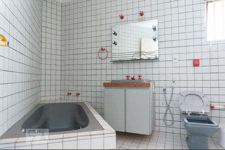 Casa à venda com 450m², 4 quartos e 4 vagasBanheiro da Suíte 3