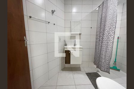 Banheiro de kitnet/studio para alugar com 1 quarto, 35m² em Vila Pirajussara, São Paulo