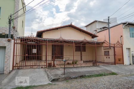 Casa para alugar com 286m², 3 quartos e 2 vagas Casa para alugar com 286m², 3 quartos e 2 vagasFachada