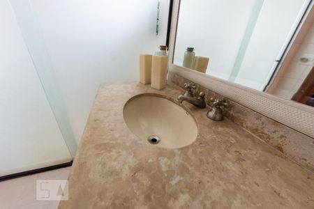 Apartamento à venda com 108m², 3 quartos e 2 vagasBanheiro da suíte