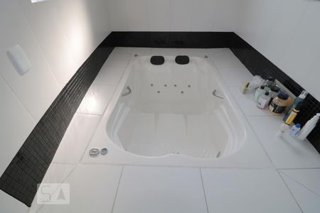 Casa para alugar com 340m², 4 quartos e 5 vagasBanheiro da Suíte - banheira