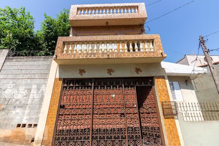 Casa à venda com 270m², 2 quartos e 3 vagasFachada