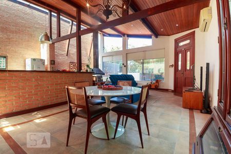 Casa à venda com 250m², 3 quartos e 3 vagasSala