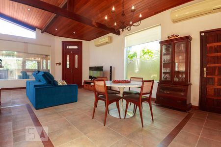 Casa à venda com 250m², 3 quartos e 3 vagasSala