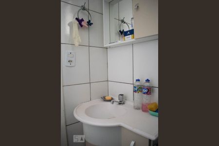 Banheiro de apartamento para alugar com 2 quartos, 43m² em Vila Nova, Porto Alegre