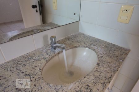 Apartamento para alugar com 80m², 3 quartos e 2 vagasBanheiro da suíte - pia