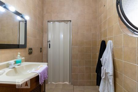 Casa à venda com 240m², 5 quartos e 4 vagasBanheiro da Suíte 1