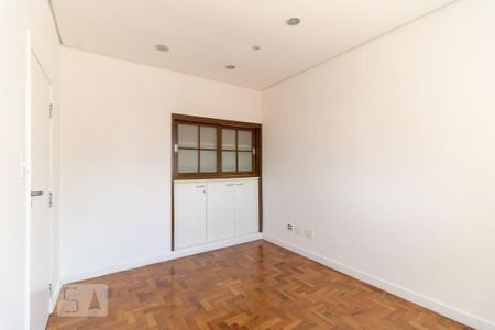 Casa à venda com 240m², 5 quartos e 4 vagas Casa à venda com 240m², 5 quartos e 4 vagasQuarto 4