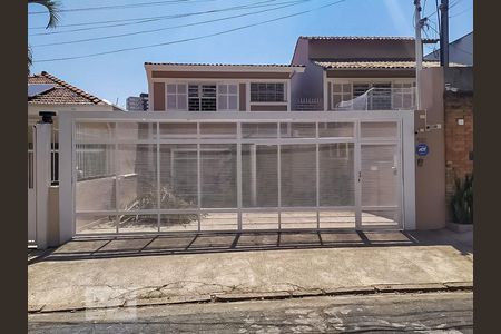 Casa à venda com 240m², 5 quartos e 4 vagas Casa à venda com 240m², 5 quartos e 4 vagasFachada
