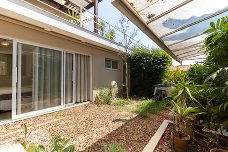 Casa à venda com 240m², 5 quartos e 4 vagas Casa à venda com 240m², 5 quartos e 4 vagasQuintal - Jardim