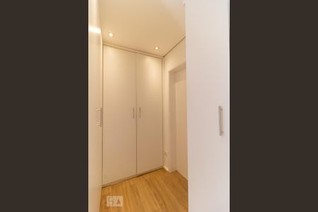 Casa à venda com 240m², 5 quartos e 4 vagas Casa à venda com 240m², 5 quartos e 4 vagasCloset da Suíte 2
