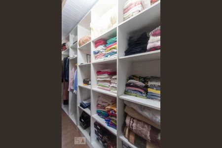 Closet da Suíte de casa à venda com 4 quartos, 240m² em São José, Porto Alegre