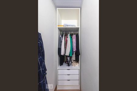 Casa à venda com 240m², 4 quartos e 2 vagas Casa à venda com 240m², 4 quartos e 2 vagasCloset da Suíte