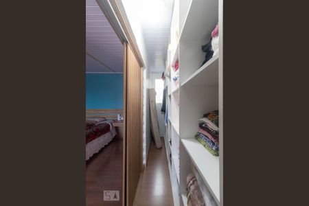 Casa à venda com 240m², 4 quartos e 2 vagas Casa à venda com 240m², 4 quartos e 2 vagasCloset da Suíte