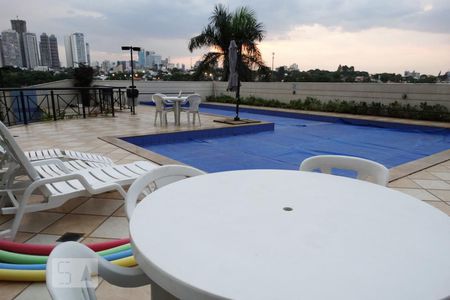 Apartamento para alugar com 64m², 2 quartos e 2 vagasÁrea comum - Piscina