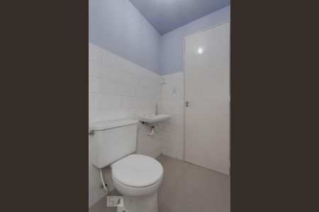 Banheiro de apartamento para alugar com 1 quarto, 37m² em Jardim Itu-sabará, Porto Alegre