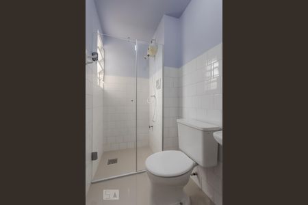 Banheiro de apartamento para alugar com 1 quarto, 37m² em Jardim Itu-sabará, Porto Alegre