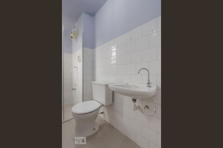 Banheiro de apartamento para alugar com 1 quarto, 37m² em Jardim Itu-sabará, Porto Alegre