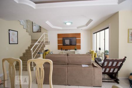 Sala de casa de condomínio para alugar com 6 quartos, 300m² em Vargem Pequena, Rio de Janeiro