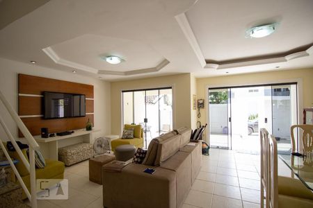 Sala de casa de condomínio para alugar com 6 quartos, 330m² em Vargem Pequena, Rio de Janeiro