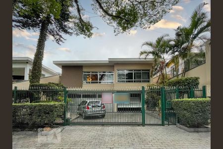 Casa à venda com 430m², 3 quartos e 6 vagasFACHADA 