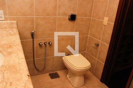 Casa de condomínio à venda com 205m², 3 quartos e 2 vagas Casa de condomínio à venda com 205m², 3 quartos e 2 vagasBanheiro da Suíte