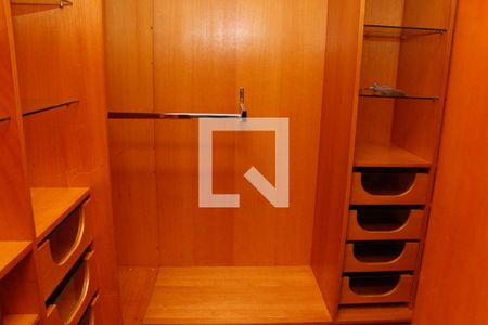 Casa de condomínio à venda com 205m², 3 quartos e 2 vagas Casa de condomínio à venda com 205m², 3 quartos e 2 vagasCloset da suíte