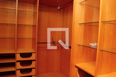 Casa de condomínio à venda com 205m², 3 quartos e 2 vagas Casa de condomínio à venda com 205m², 3 quartos e 2 vagasCloset da suíte