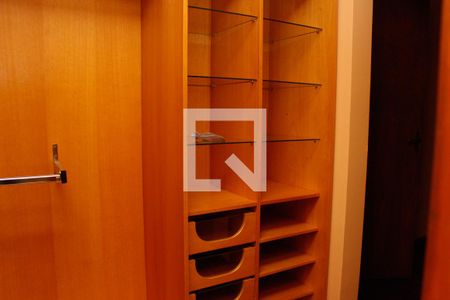 Casa de condomínio à venda com 205m², 3 quartos e 2 vagas Casa de condomínio à venda com 205m², 3 quartos e 2 vagasCloset da suíte