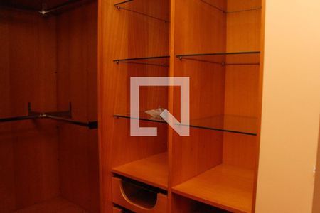 Casa de condomínio à venda com 205m², 3 quartos e 2 vagas Casa de condomínio à venda com 205m², 3 quartos e 2 vagasCloset da suíte