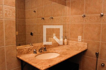 Casa de condomínio à venda com 205m², 3 quartos e 2 vagas Casa de condomínio à venda com 205m², 3 quartos e 2 vagasBanheiro da Suíte