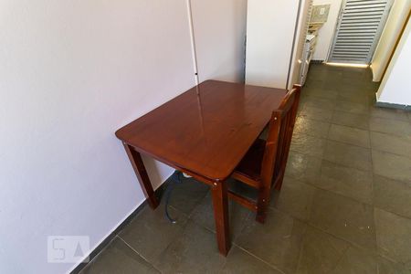 Studio para alugar com 30m², 1 quarto e sem vagaKitnet - Mesa e cadeiras