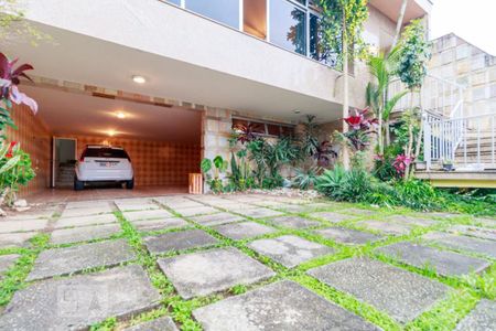 Casa à venda com 281m², 3 quartos e 5 vagas Casa à venda com 281m², 3 quartos e 5 vagasGaragem