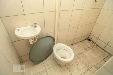 banheiro de kitnet/studio para alugar com 1 quarto, 12m² em Taquara, Rio de Janeiro