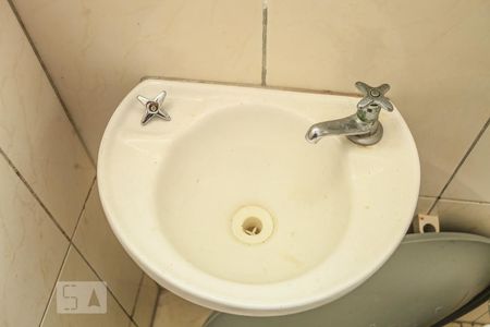 banheiro de kitnet/studio para alugar com 1 quarto, 12m² em Taquara, Rio de Janeiro