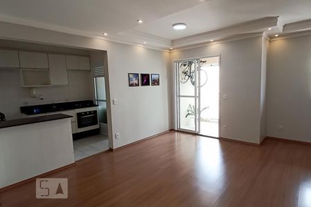 Sala de apartamento à venda com 2 quartos, 73m² em Jardim Tupanci, Barueri