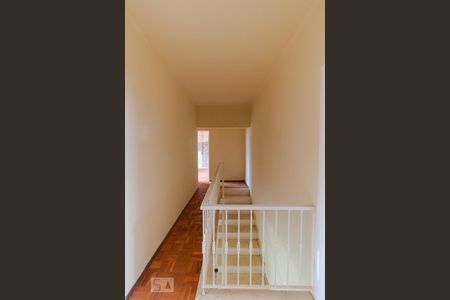 Casa à venda com 980m², 6 quartos e 8 vagas Casa à venda com 980m², 6 quartos e 8 vagasHall da Escada