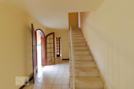 Casa à venda com 980m², 6 quartos e 8 vagas Casa à venda com 980m², 6 quartos e 8 vagasHall da Escada