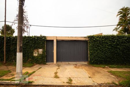 Casa à venda com 980m², 6 quartos e 8 vagas Casa à venda com 980m², 6 quartos e 8 vagasFachada