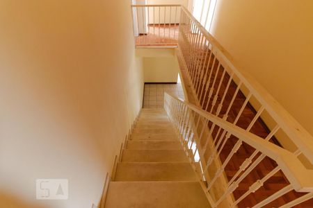 Casa à venda com 980m², 6 quartos e 8 vagas Casa à venda com 980m², 6 quartos e 8 vagasHall da Escada