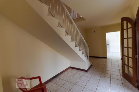 Casa à venda com 980m², 6 quartos e 8 vagas Casa à venda com 980m², 6 quartos e 8 vagasHall da Escada