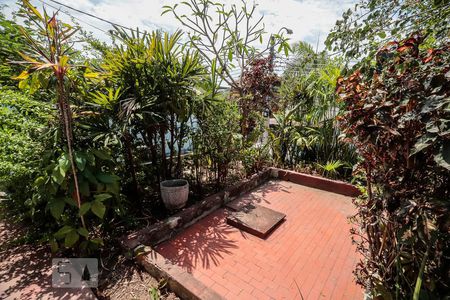 Casa à venda com 160m², 2 quartos e 4 vagas Casa à venda com 160m², 2 quartos e 4 vagasQuintal frente