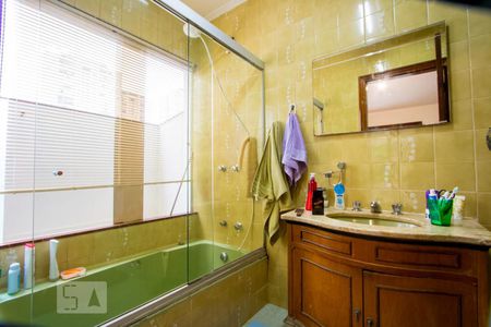 Casa à venda com 320m², 4 quartos e 6 vagasBanheiro do quarto 2