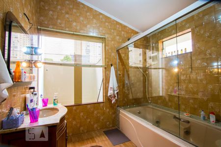 Casa à venda com 320m², 4 quartos e 6 vagasBanheiro do quarto 1