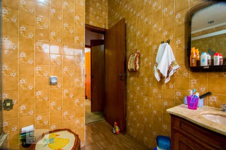 Casa à venda com 320m², 4 quartos e 6 vagasBanheiro do quarto 1