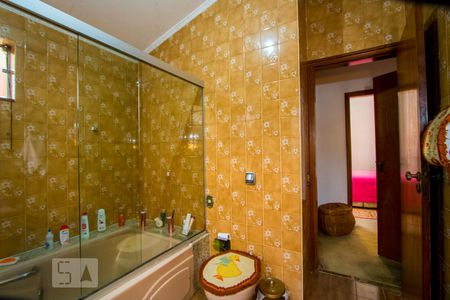 Casa à venda com 320m², 4 quartos e 6 vagasBanheiro do quarto 1